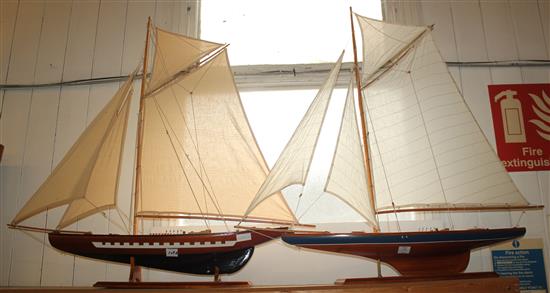 2 model yachts